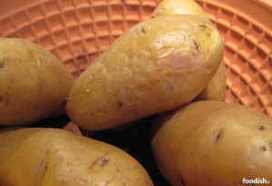 De gepofte aardappelen uit de Römertopf zijn klaar