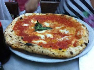 Pizza Margherita bij Da Michele in Napels