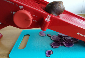 Oven chips maken aardappelplakjes snijden